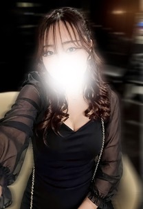 �E��