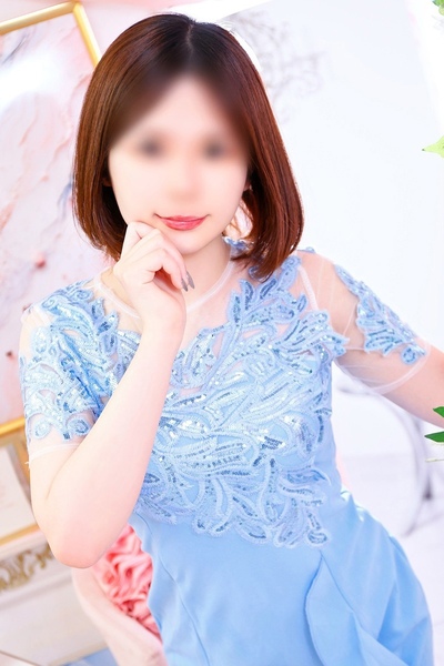 肹