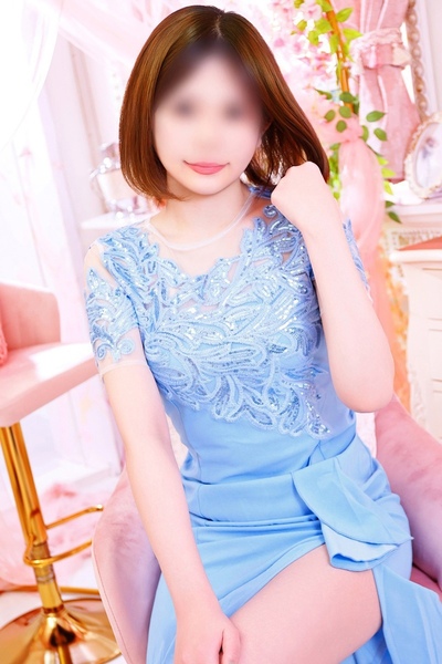肹
